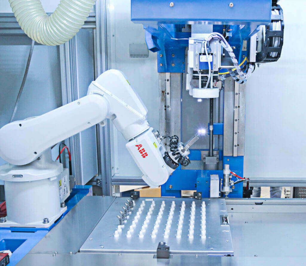 Robot01-1024x892 Marquage laser sur des composants médicaux en cobalt, acier M30NW et titane TA6V