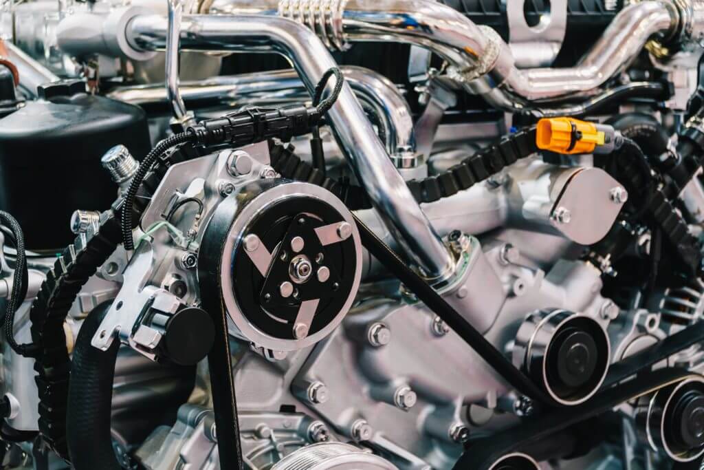 truck-engine-motor-components-in-car-service-inspe-84W6SYK-1024x683 La gravure laser dans l'industrie de la fonderie
