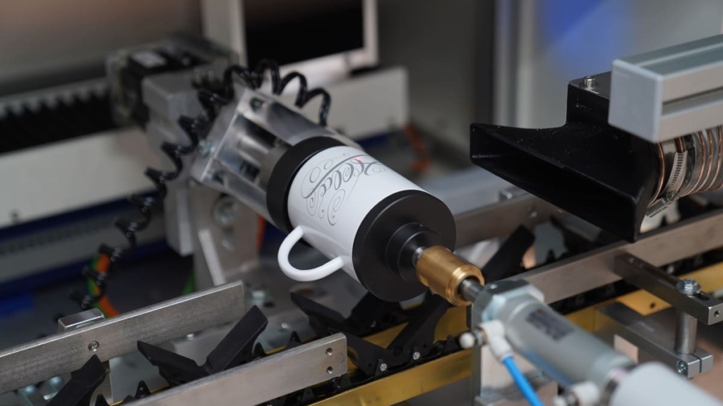 360_LASER_MARKING_MUG-1024x576 Drinkfeeder - La machine de marquage laser automatique pour les gourdes